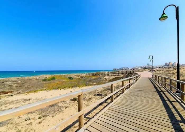 With Pool & Balcony Less Than 10min Walk To La Mata Beach! شقة تورّيفيِخا