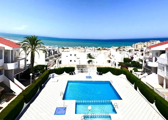 With Pool & Balcony Less Than 10min Walk To La Mata Beach! * Torrevieja